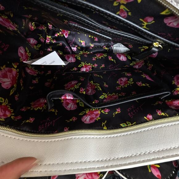 Betsey Johnson Bee Tote Bag Purse Black & White Scallop Logo Statement Handbag - Picture 16 of 16